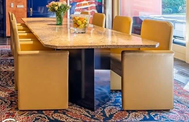 Natuursteen tafel met 8 lederen stoelen, Huis en Inrichting, Ophalen, Gebruikt, Rechthoekig, 60 cm of meer
