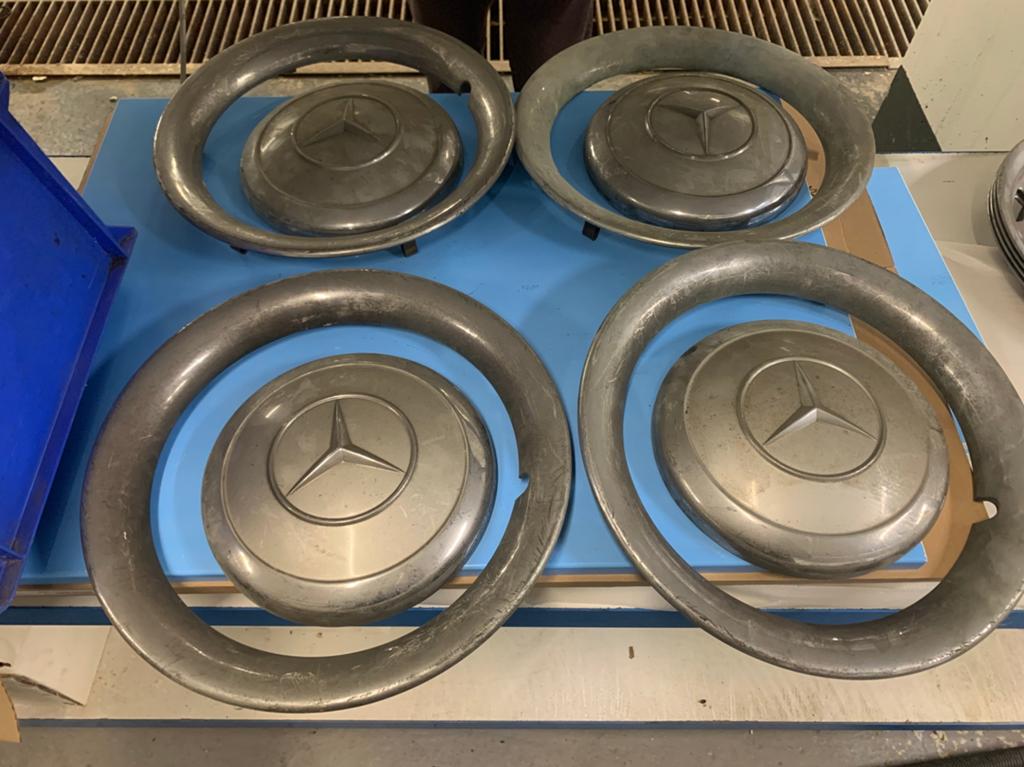 Mercedes-Benz oldtimer wieldoppen met klemmen, Ophalen, Zo goed als nieuw