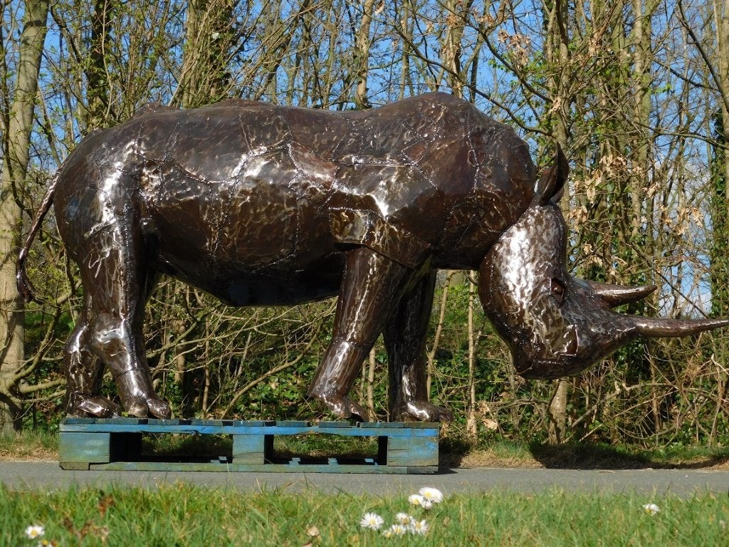 Neushoorn ''Suma'' XXL - 120 x 250 cm - Handgemaakt en Uniek, 120 cm, Beeld, Ophalen of Verzenden, Bruin