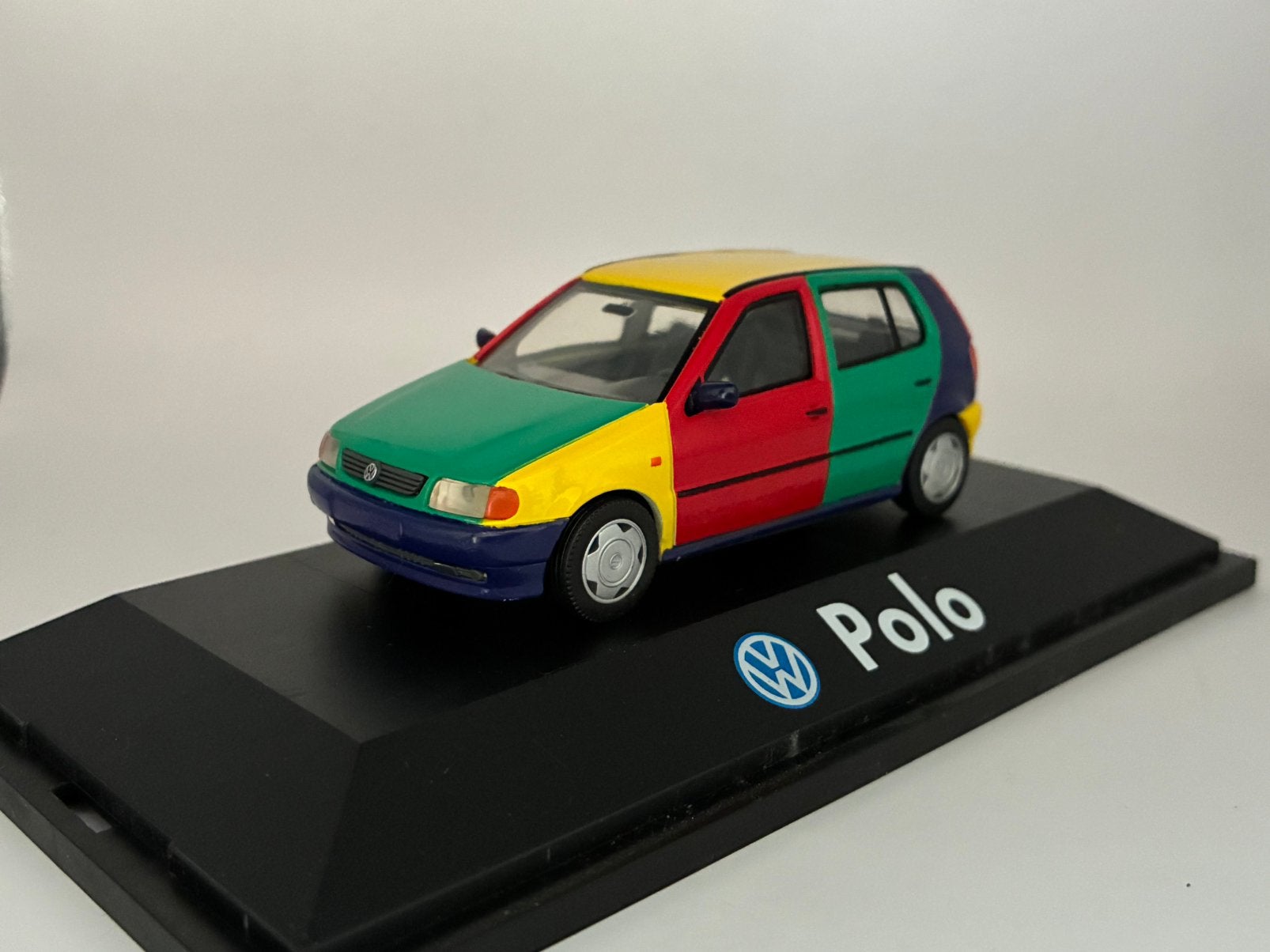 Volkswagen Polo Harlekin MK3 (Type 6N) 1995 - Herpa, Ophalen of Verzenden, Nieuw, Auto, Overige merken