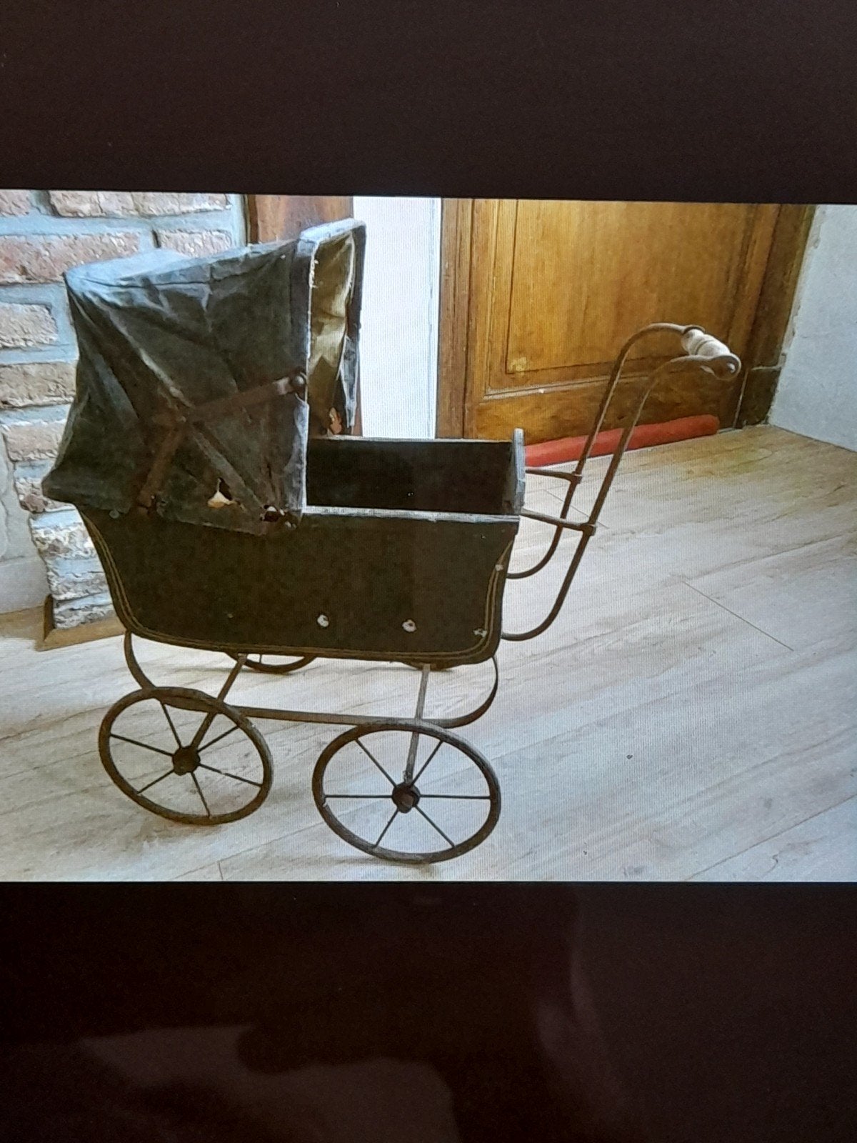 Houten landeau met modulair condoom uit het begin van 1900, Ophalen