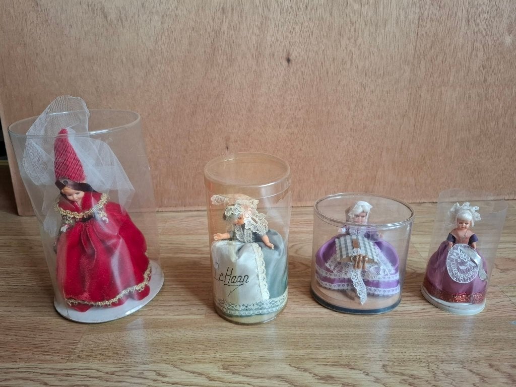 Set van 4 klederdrachtpoppen in koker, Enlèvement