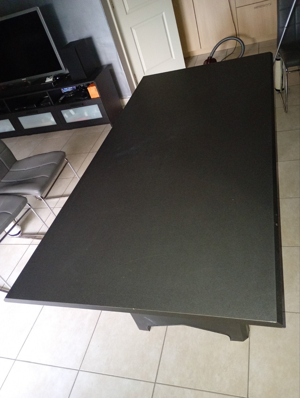grande table à manger noire, longueur 2 m, largeur 90 cm, Enlèvement