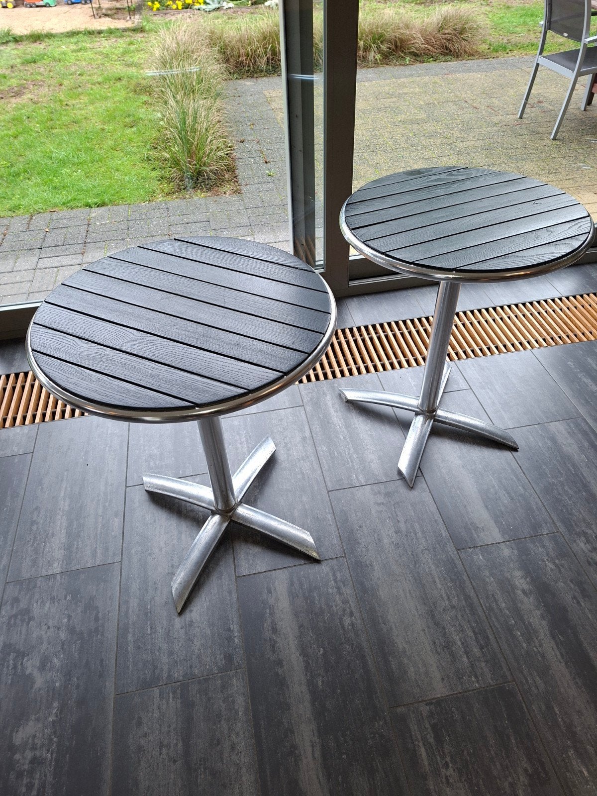 Tables de bistro, Enlèvement