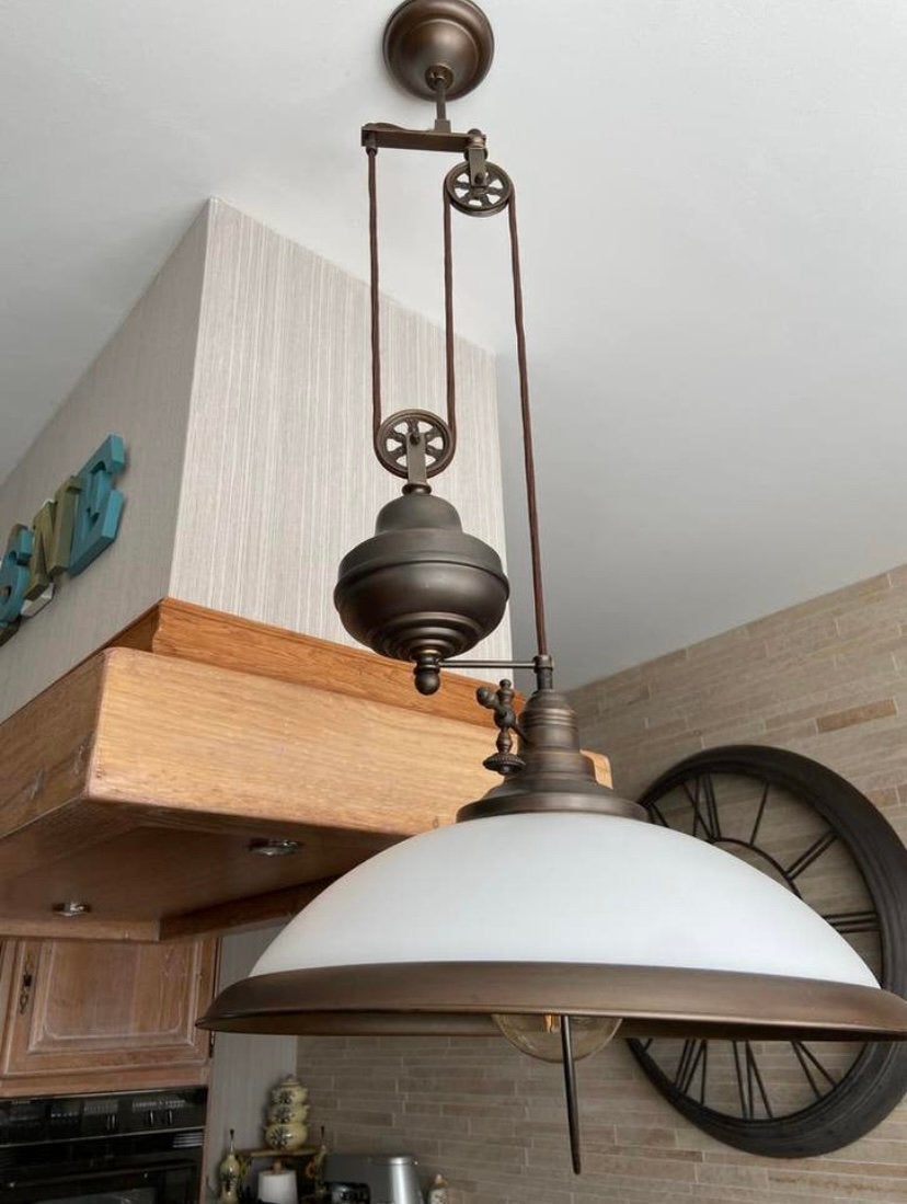 Lustre en  laiton, Enlèvement