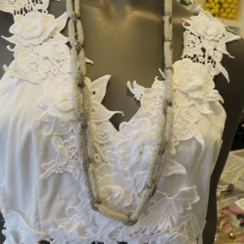 Speciale ketting gebreid met strass 88 cm, Bijoux, Sacs & Beauté, Colliers, Neuf, Gris, Enlèvement ou Envoi, Avec strass