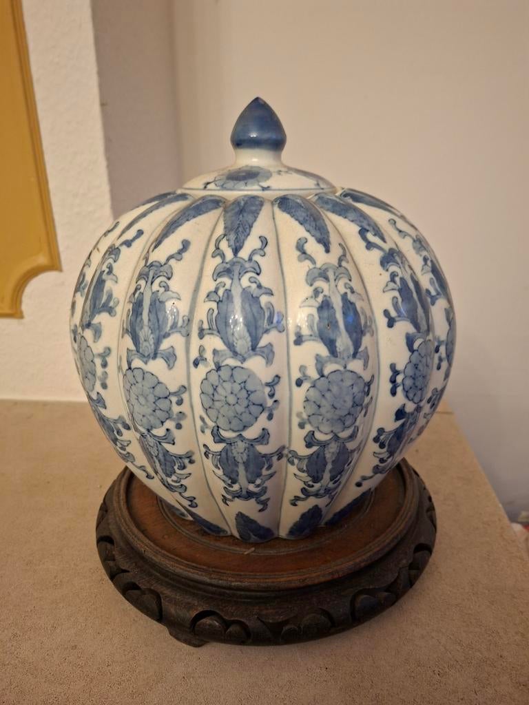 Blauw-witte Chinese dekselvaas/pot , met houten voet ,22 cm, Enlèvement