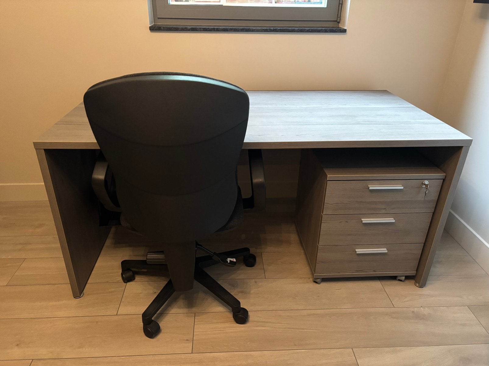 GRATIS: Bureau: 80 x 169 ; inclusief bureaustoel., Hout, Zo goed als nieuw, Grijs, Ophalen
