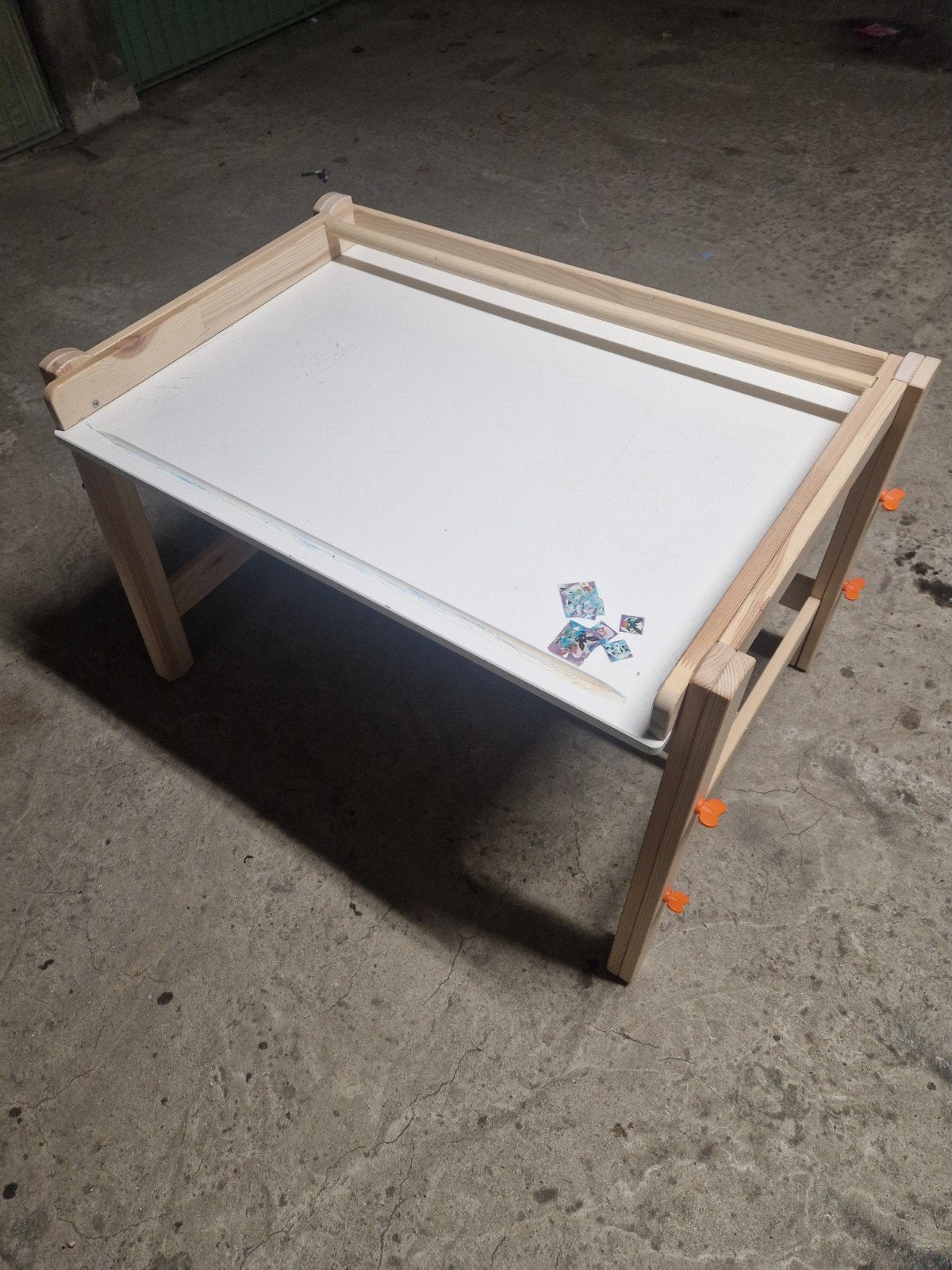 Ikea flisat kinderbureau, Enlèvement