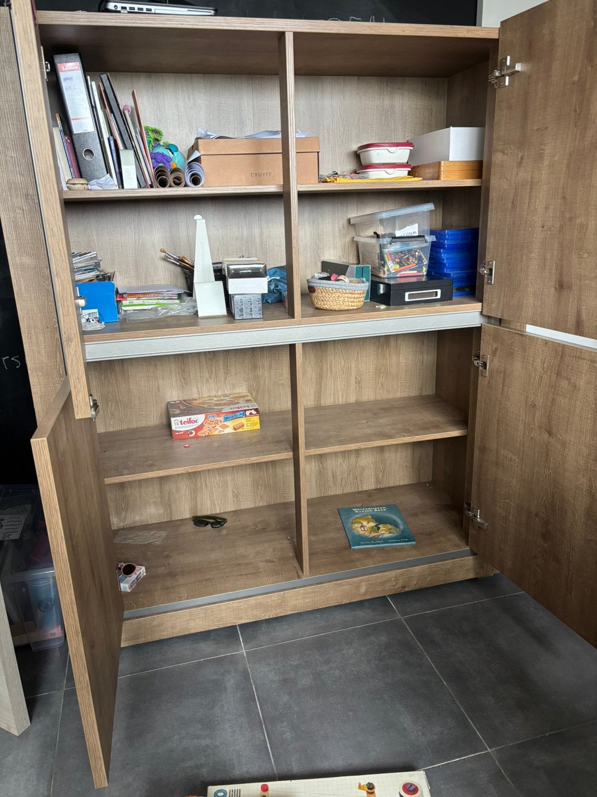Stevige kast - 4 deuren, Huis en Inrichting, Kasten | Boekenkasten, Ophalen, Zo goed als nieuw