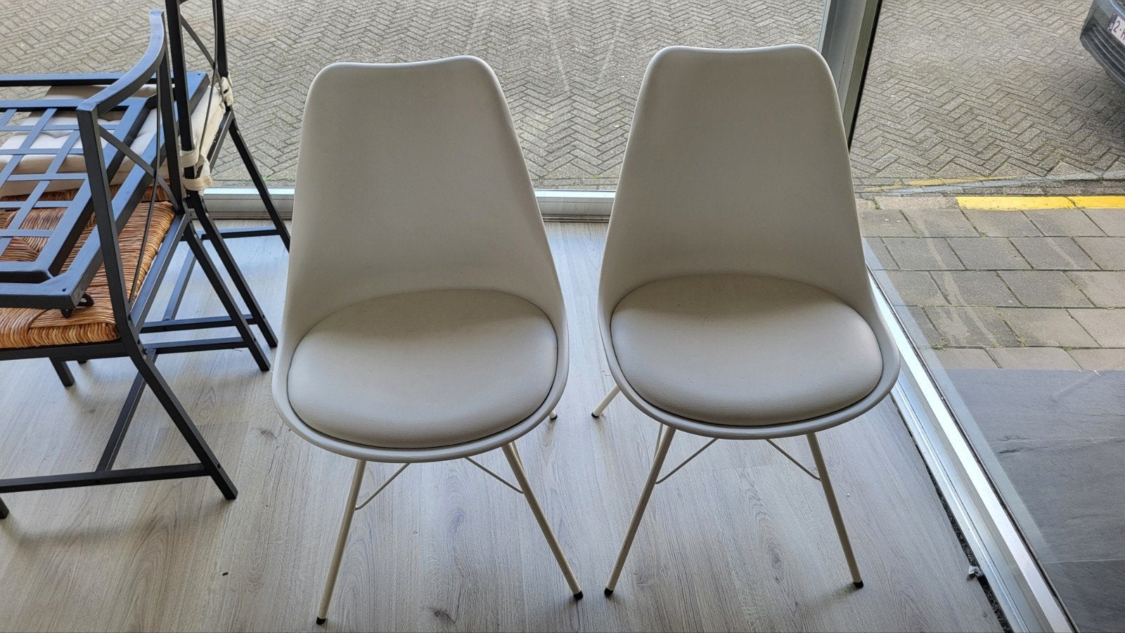 2 Witte stoelen modern, Huis en Inrichting, Stoelen, Ophalen