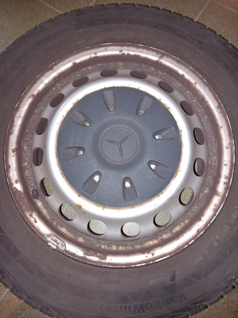 4 roues d'hiver Mercedes avec housses et pneus 205/65, Autos : Pièces & Accessoires, Pneus & Jantes, Pneus et Jantes, Pneus hiver
