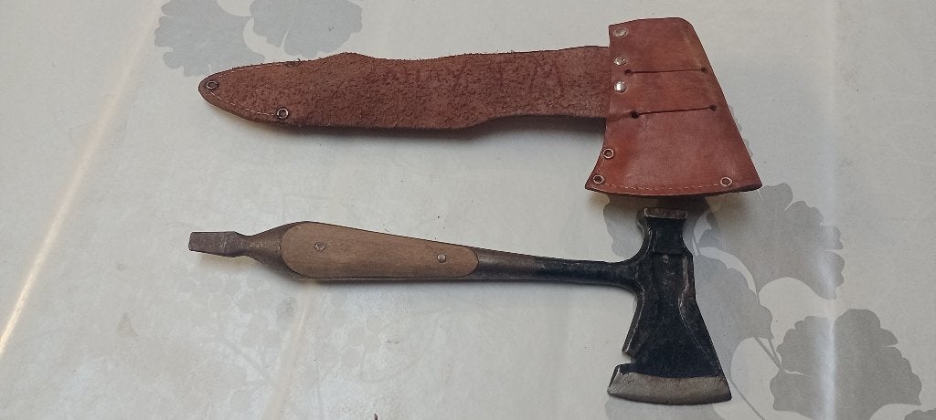 Kampeerbijl + holster met multitool uit het oude Duitsland, Ophalen of Verzenden