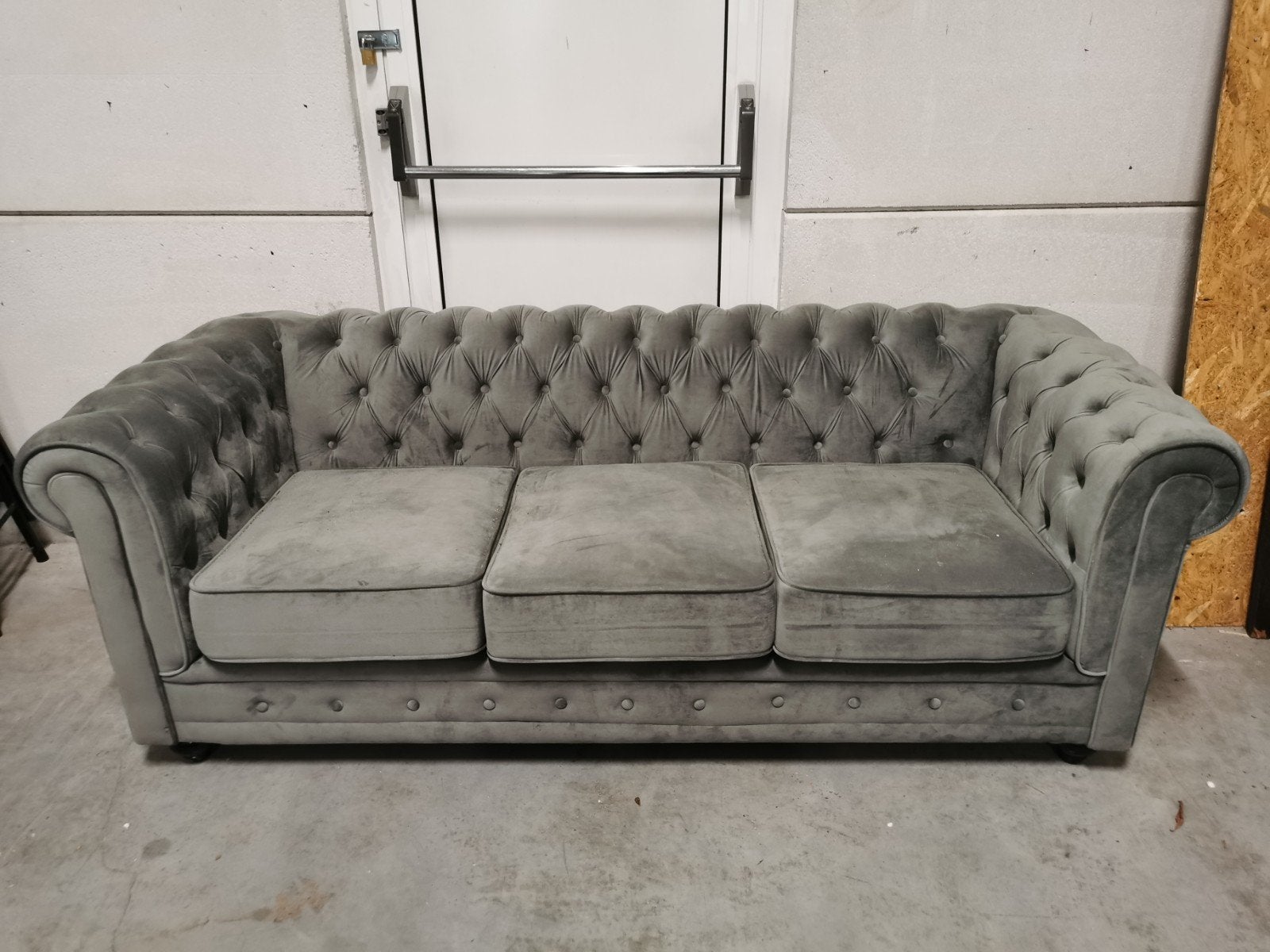Prachtige zetel in chesterfield-stijl grijs, Maison & Meubles, Canapés | Salons, Trois personnes, Chesterfield, Banc droit, Enlèvement