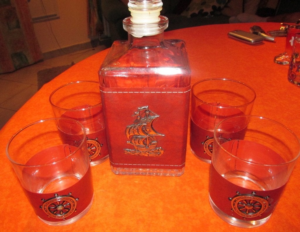 Carafe whisky + 4 verres avec cuir en garniture, Enlèvement, Comme neuf, Autres types