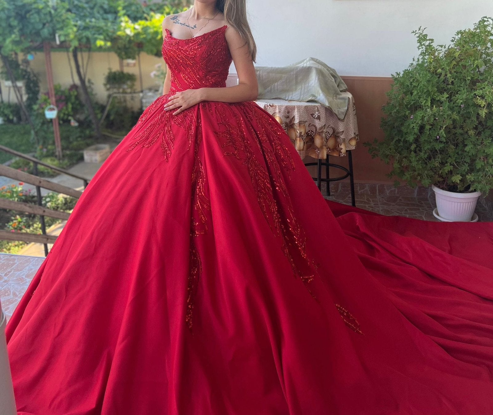 Beautiful Red Wedding Henna Dress with Tail, Vêtements | Femmes, Vêtements de mariage & Accessoires de mariage, Enlèvement, Neuf