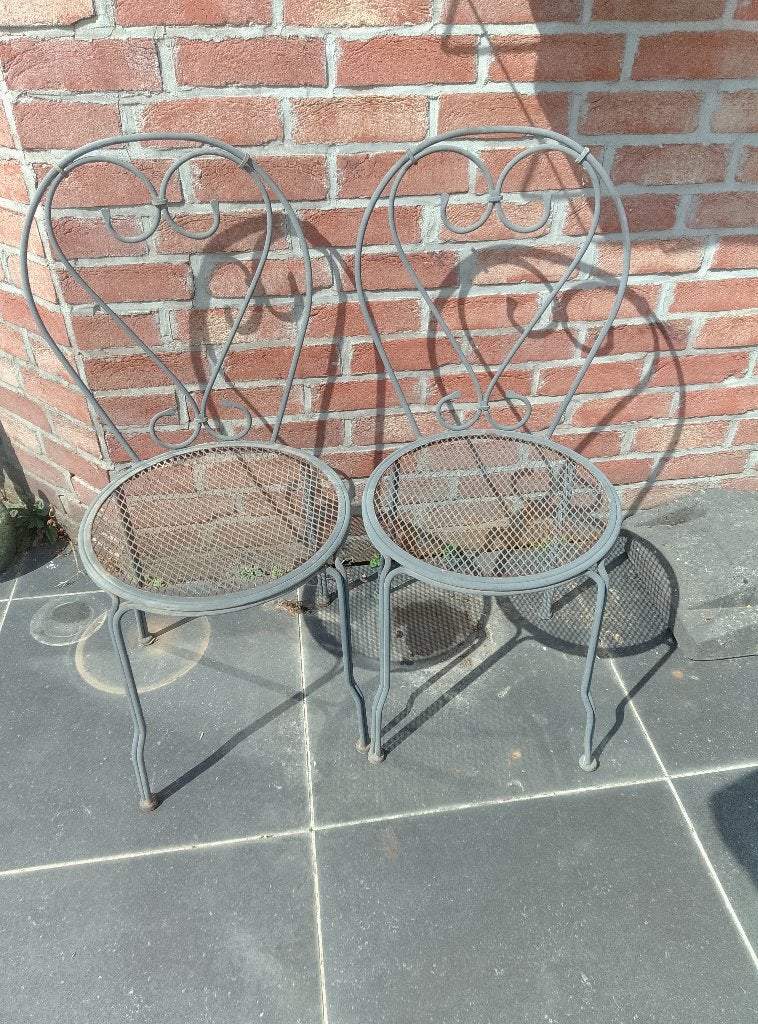 chaises en fer forgé, Enlèvement