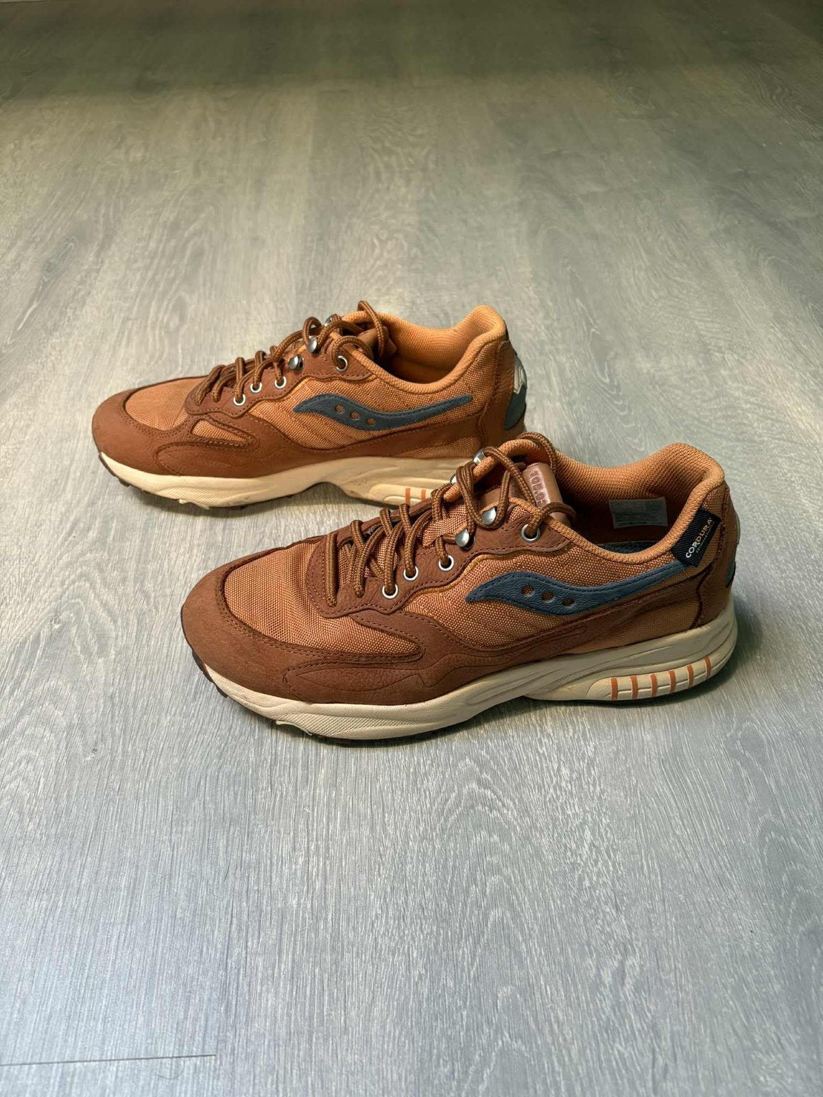 Saucony Originals 3D Grid Hurricane – Brown/Rust – T42.5, Vêtements | Hommes, Chaussures, Enlèvement ou Envoi, Comme neuf, Brun