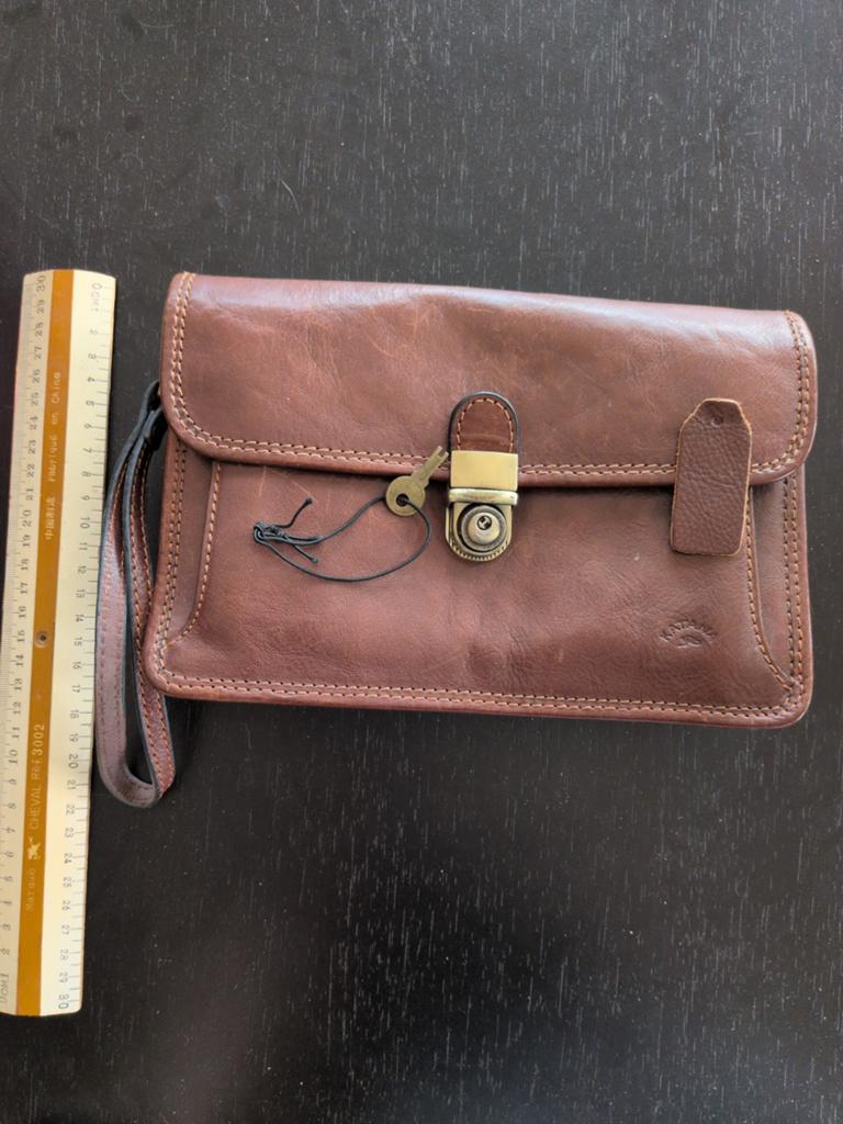 Fête des pères, Enlèvement, Cuir