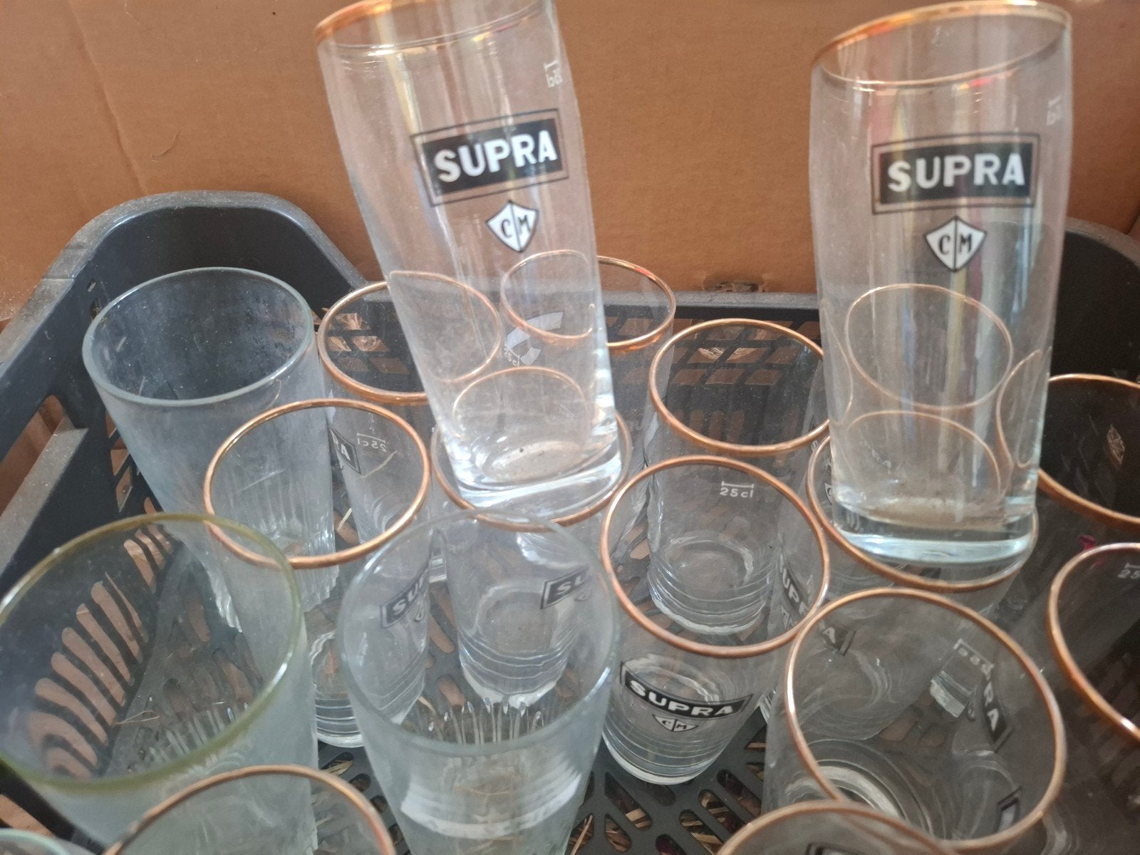 15 supra glazen met gouden randje en 4 Maes, Enlèvement