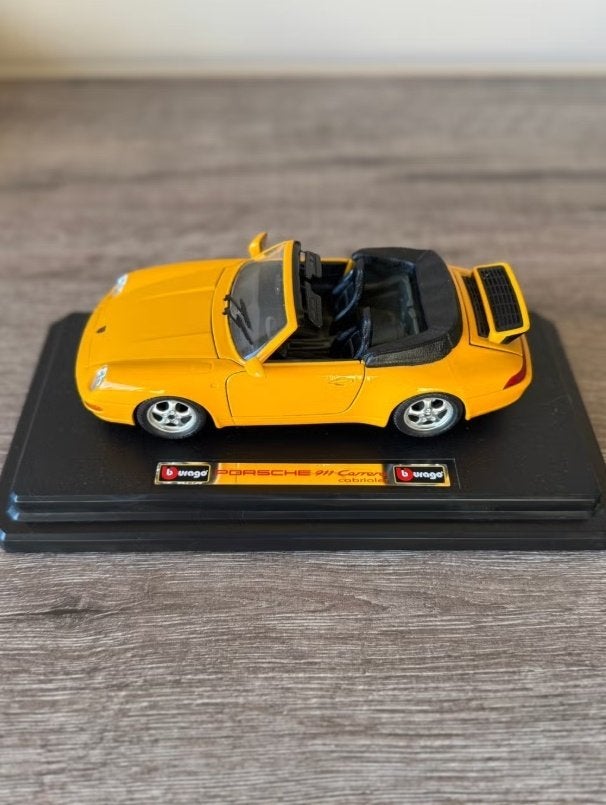 Burago Porsche 911 Carrera Cabriolet - Geel Schaalmodel, Ophalen, Zo goed als nieuw, Auto, Burago