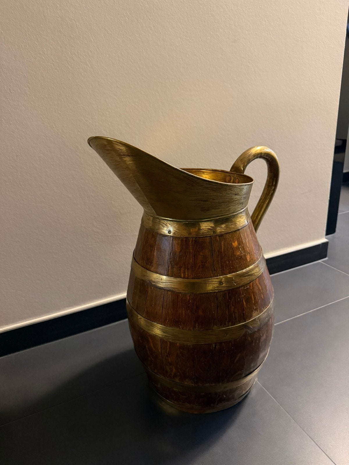 Cruche à vin ancienne en bois et laiton hauteur 60cm, Antiquités & Art, Enlèvement