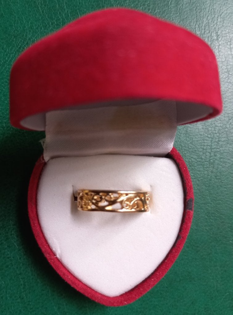 Ring - goudkleurig - geometrisch dubbel patroon (NIEUW), Nieuw, Ophalen of Verzenden, Kleiner dan 17, Dame