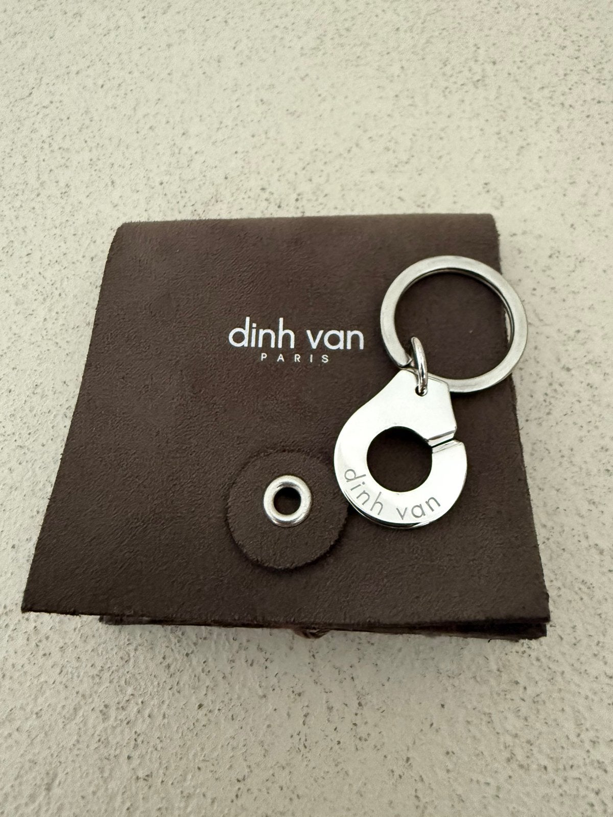 Dinh Van sleutelhanger, Enlèvement, Neuf