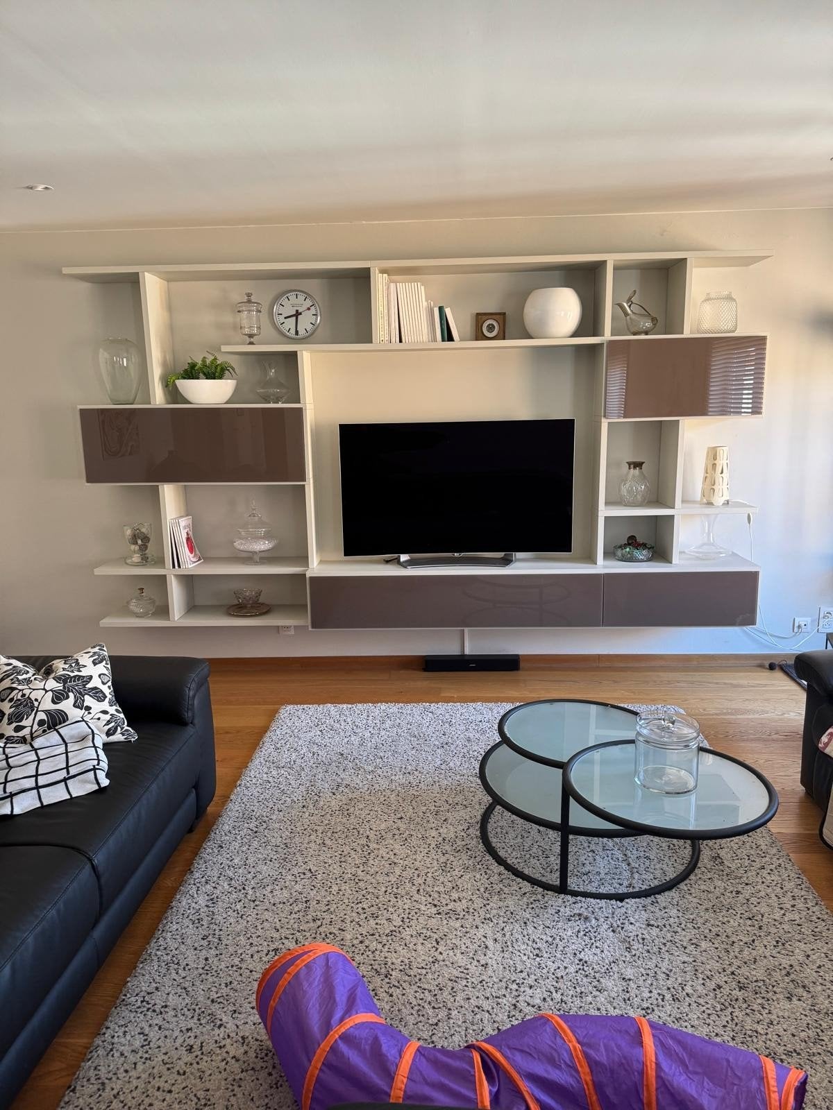 TV wand kast, Ophalen
