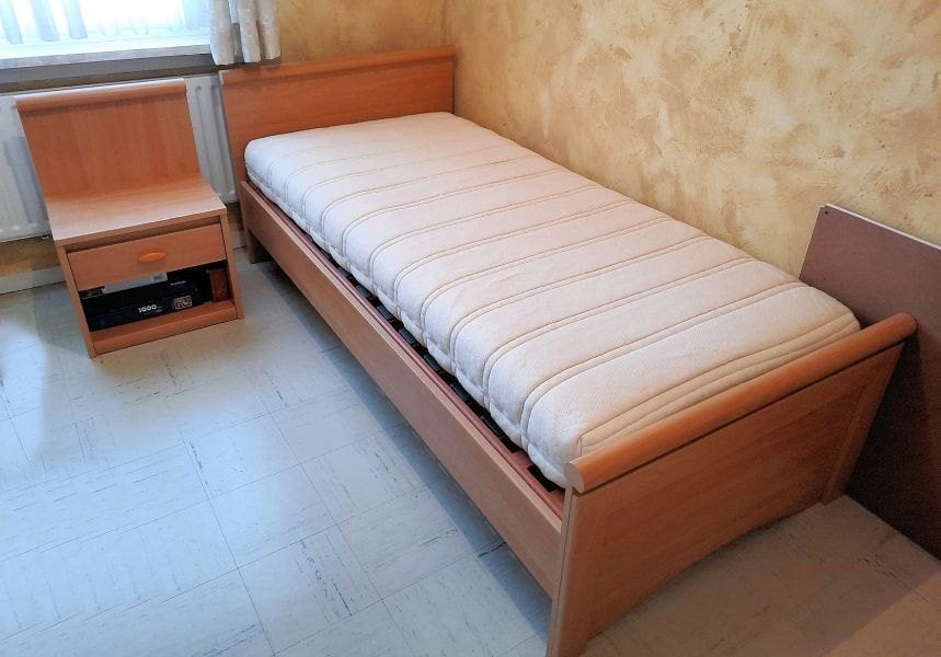 lit simple, matelas et table de chevet, 100 cm, 210 cm, Brun, Enlèvement