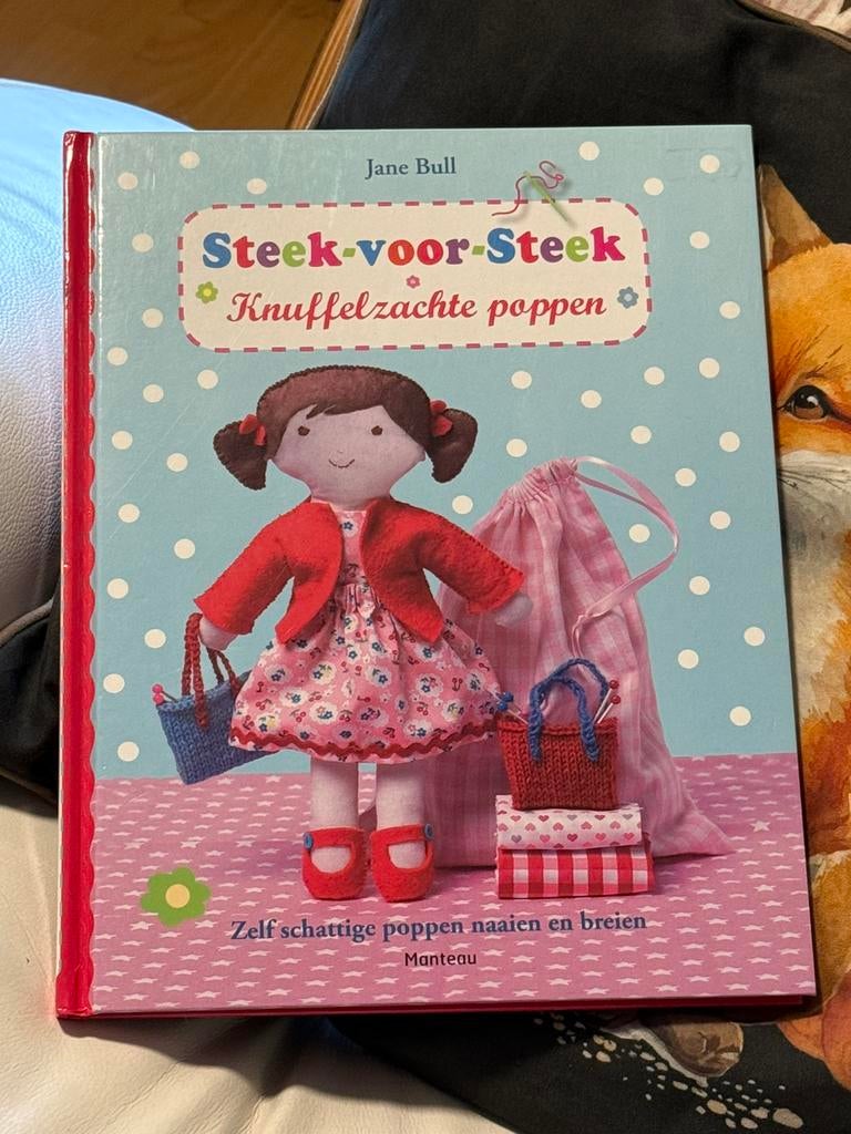 Boek poppen breien of naaien + lot stofjes, Hobby en Vrije tijd, Ophalen