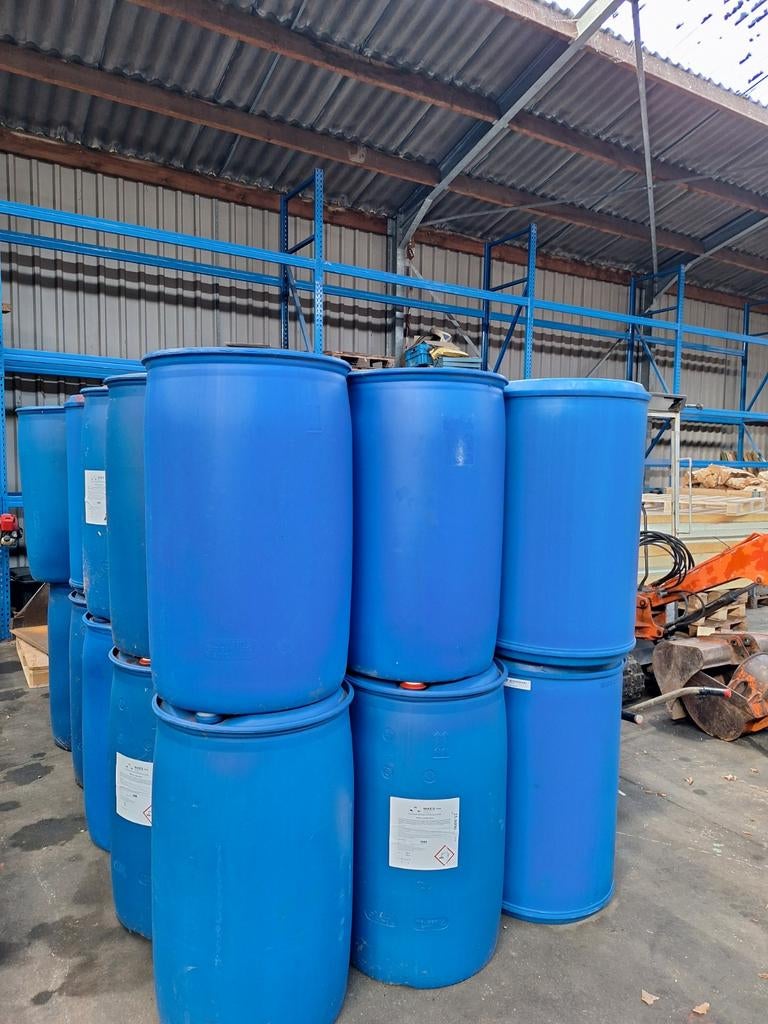 Lege blauwe plastic vaten, Ophalen