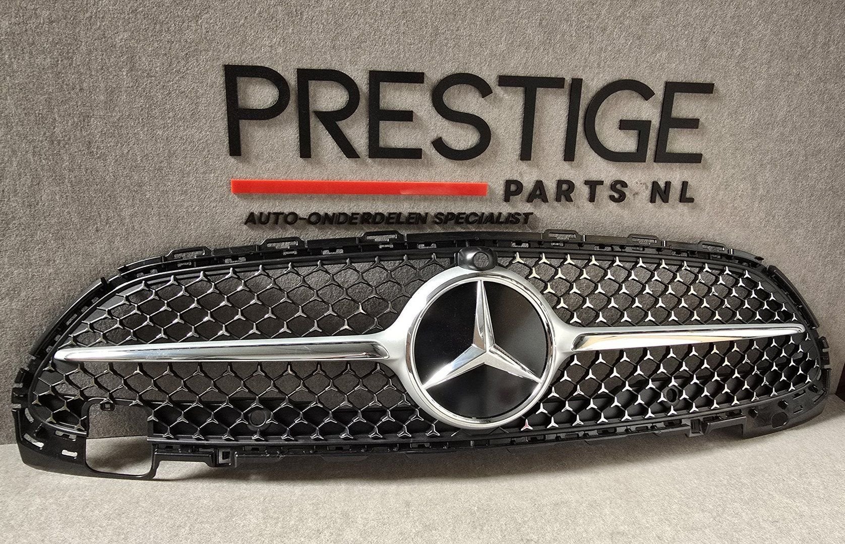 Grill Mercedes C Klasse W206 S206 A2068882100 AMG LINE GRILL, Gebruikt, -, Voor, Ophalen of Verzenden