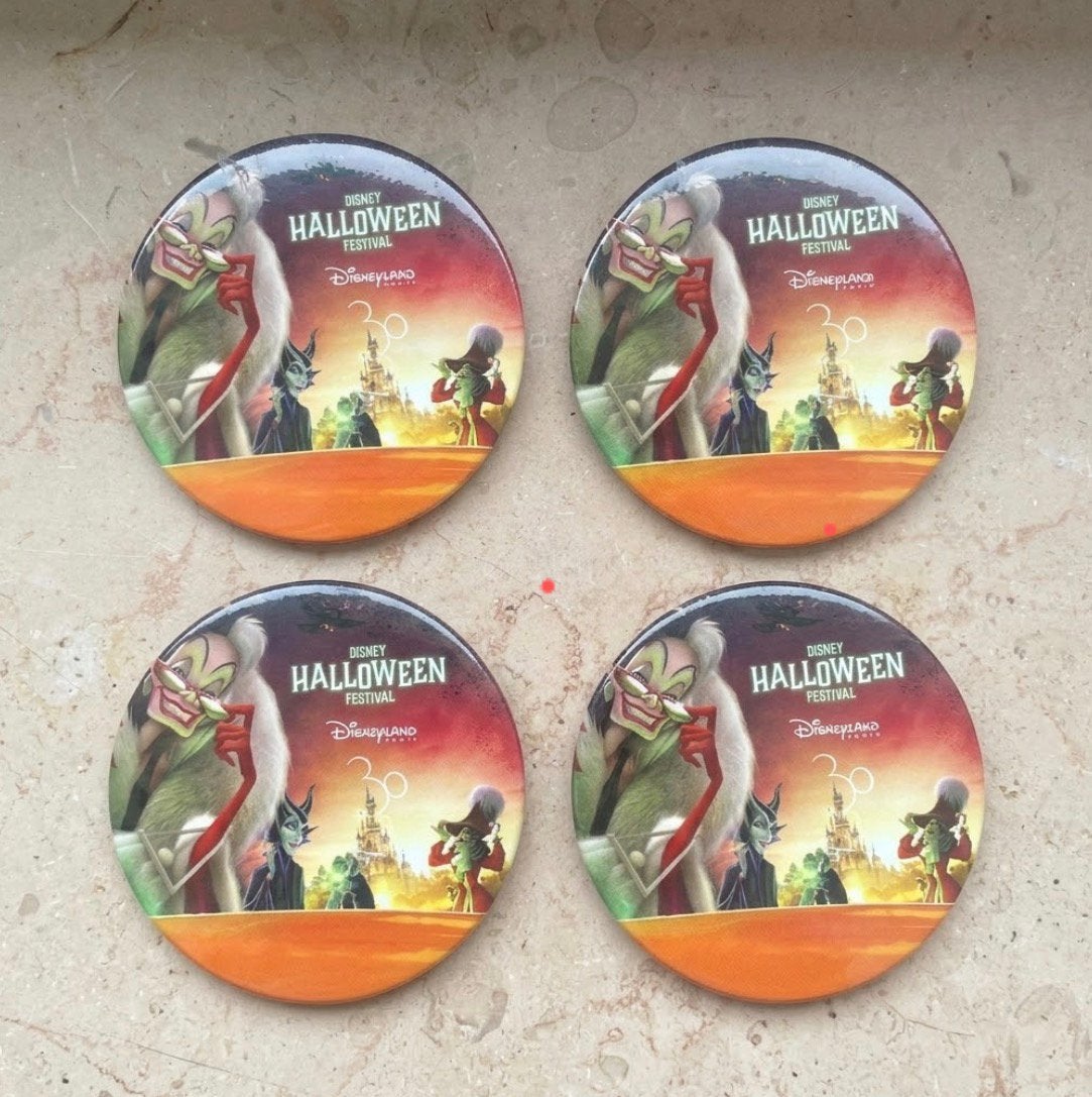 Lot de 4 badges Disneyland Paris Halloween 30 ans, Collections, Broches, Pins & Badges, Envoi, Comme neuf, Marque, Insigne ou Pin's