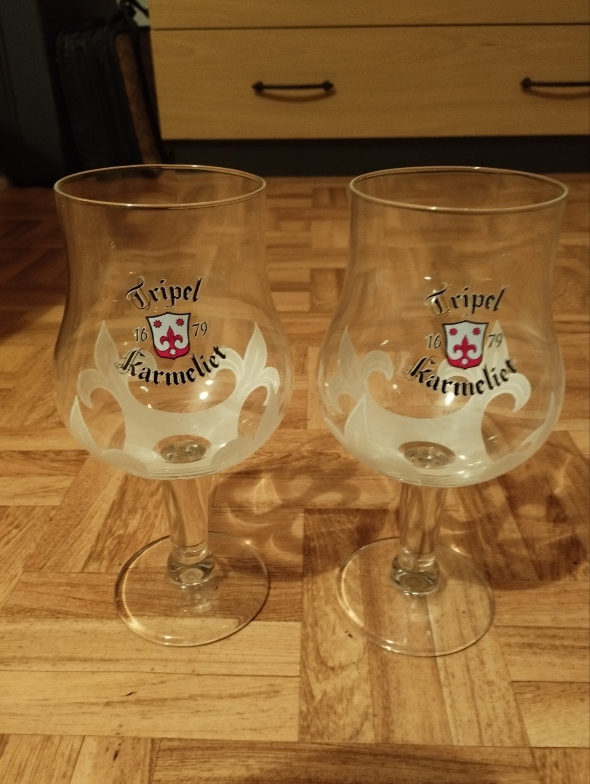 2 bierglazen merk karmeliet kleur doorgeven van de nieuwe mo, Verzamelen, Ophalen