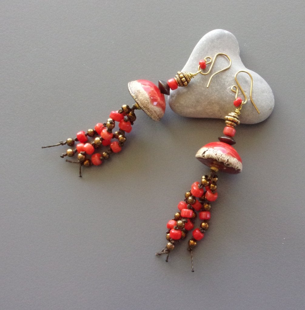 Boheemse oorbellen van rood keramiek en koraal, Handtassen en Accessoires, Oorbellen, Overige materialen, Hangers, Nieuw, Ophalen of Verzenden