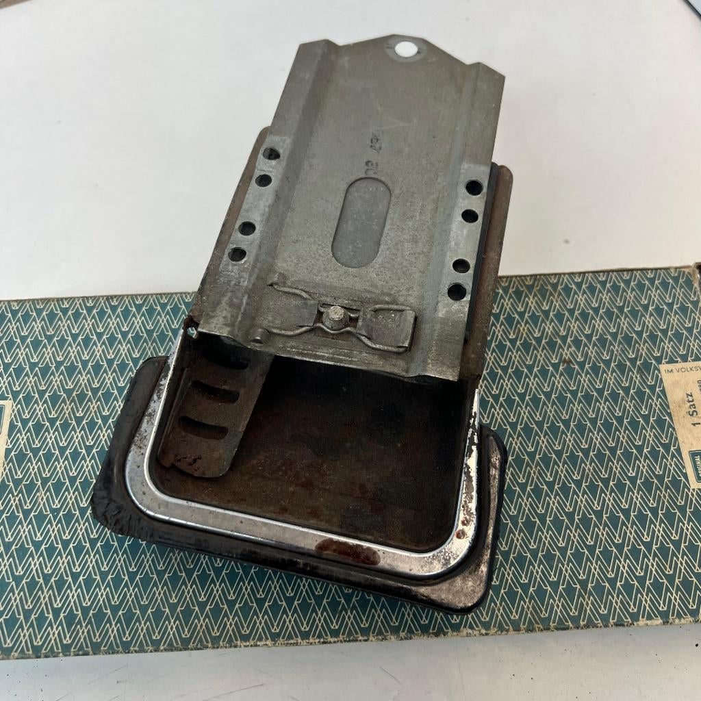 VW Type 14 Karmann Ghia asbak 1968 - 1974 141857301G, Ophalen of Verzenden, Gebruikt