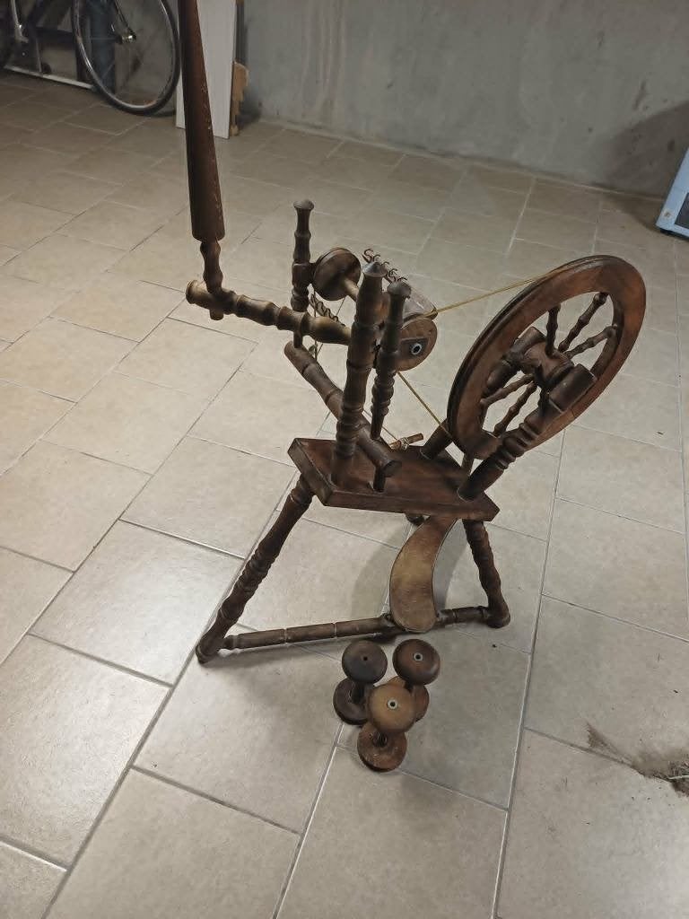 spinnenwiel met spoelen, Hobby en Vrije tijd, Spinnewielen en Spinnen, Ophalen, Gebruikt, Spinnewiel
