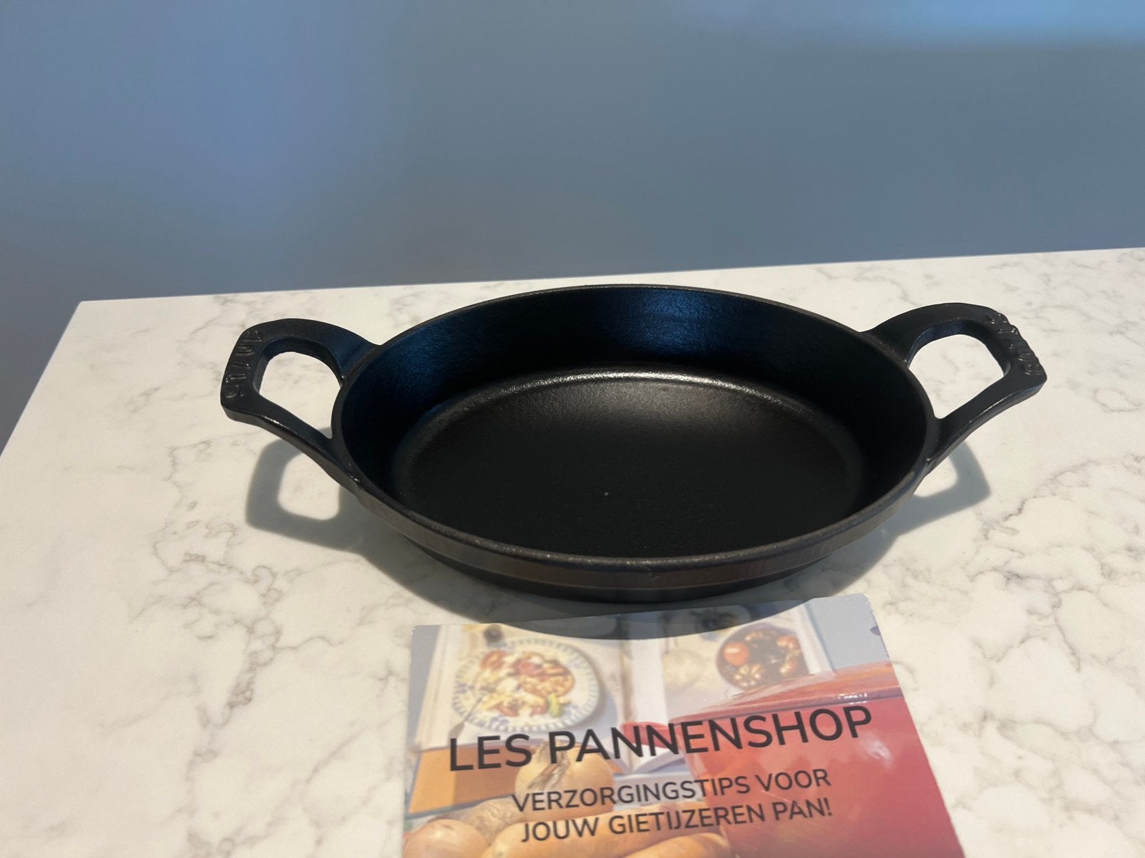Plat à four New Staub noir mat 21 cm, Maison & Meubles, Neuf, Enlèvement ou Envoi, Compatible induction, Fonte