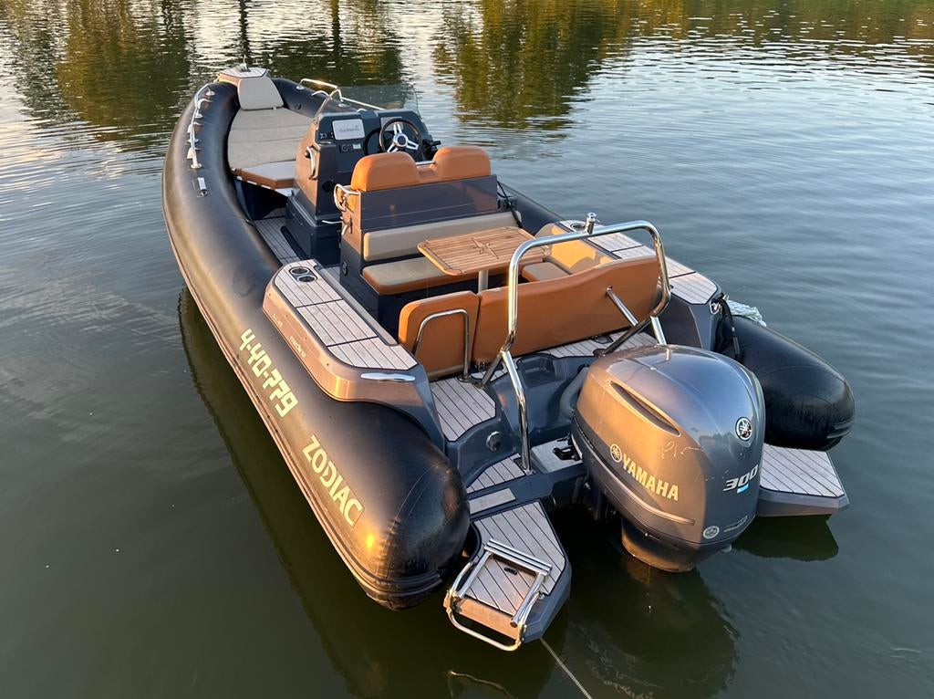 Zodiac Medline 7.5 2020 300PK Yamaha 130 uur, Watersport en Boten, Yamaha, Ophalen of Verzenden, Zo goed als nieuw, Benzine