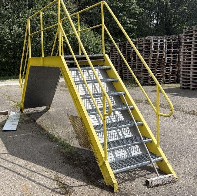 Metalen trap met loopbrug, 2 stuks, Doe-het-zelf en Bouw, Ladders en Trappen, Ophalen, Gebruikt, Trap, Minder dan 2 meter