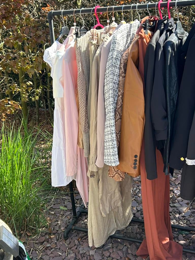 Lot  van 140 stuks mt xs tem m + gratis rek + handtassen, Kleding | Dames, Dames-kledingpakketten, Ophalen, Zo goed als nieuw