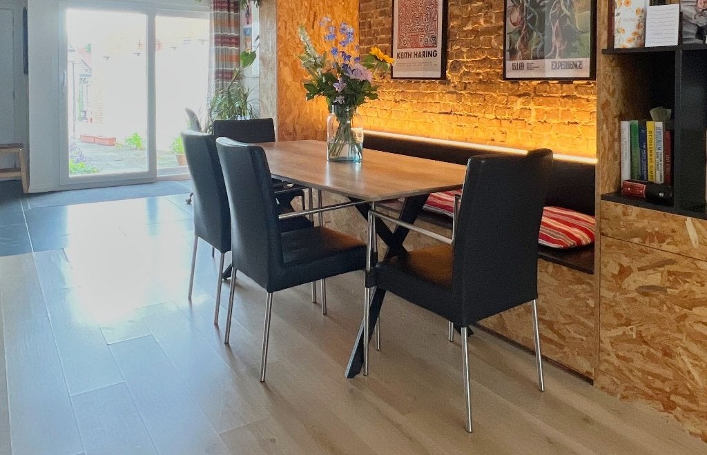Eettafel (90x190 cm) met houtlook blad & 4 zwarte stoelen, Gebruikt, 50 tot 100 cm, Vijf personen of meer, 150 tot 200 cm