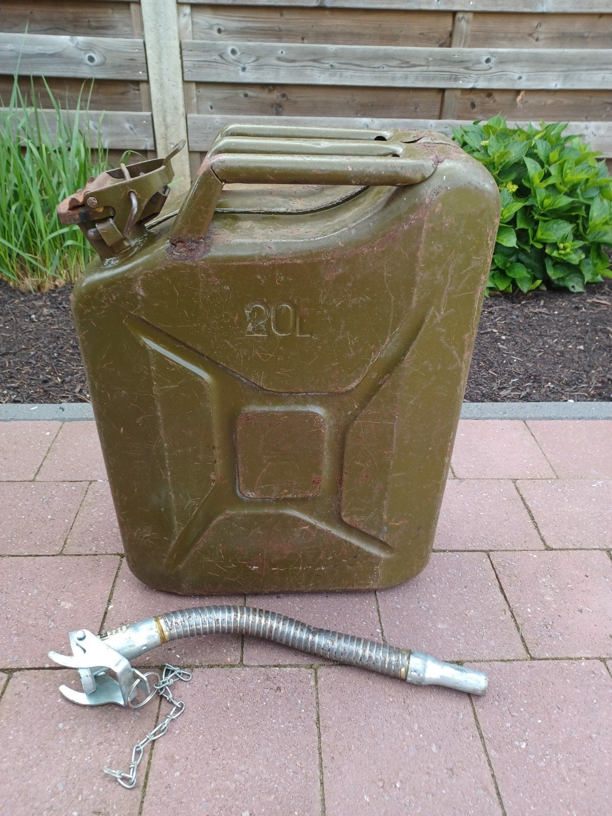 Oude jerrycan met hulpstuk, zie info, Ophalen