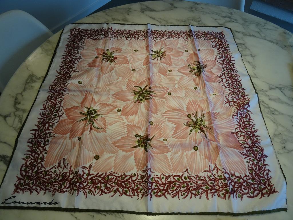 Zijden sjaal - rozen en slingers gesigneerd Lonnardo 1960., Autre, Ophalen of Verzenden, Zo goed als nieuw, Sjaal