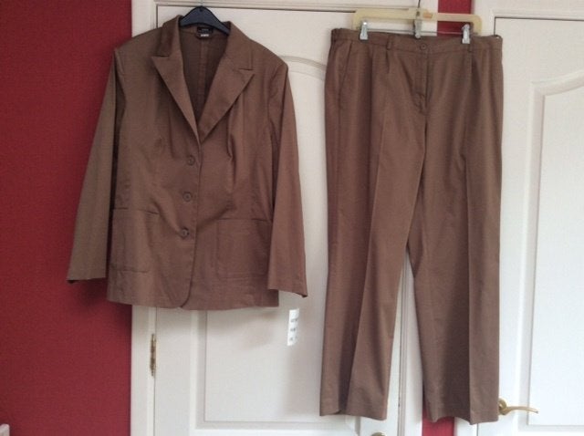 Te koop dames ensemble maat 48, Kleding | Dames, Jasjes, Kostuums en Pakken, ANDERE, Kostuum of Pak, Bruin, Maat 46/48 (XL) of groter