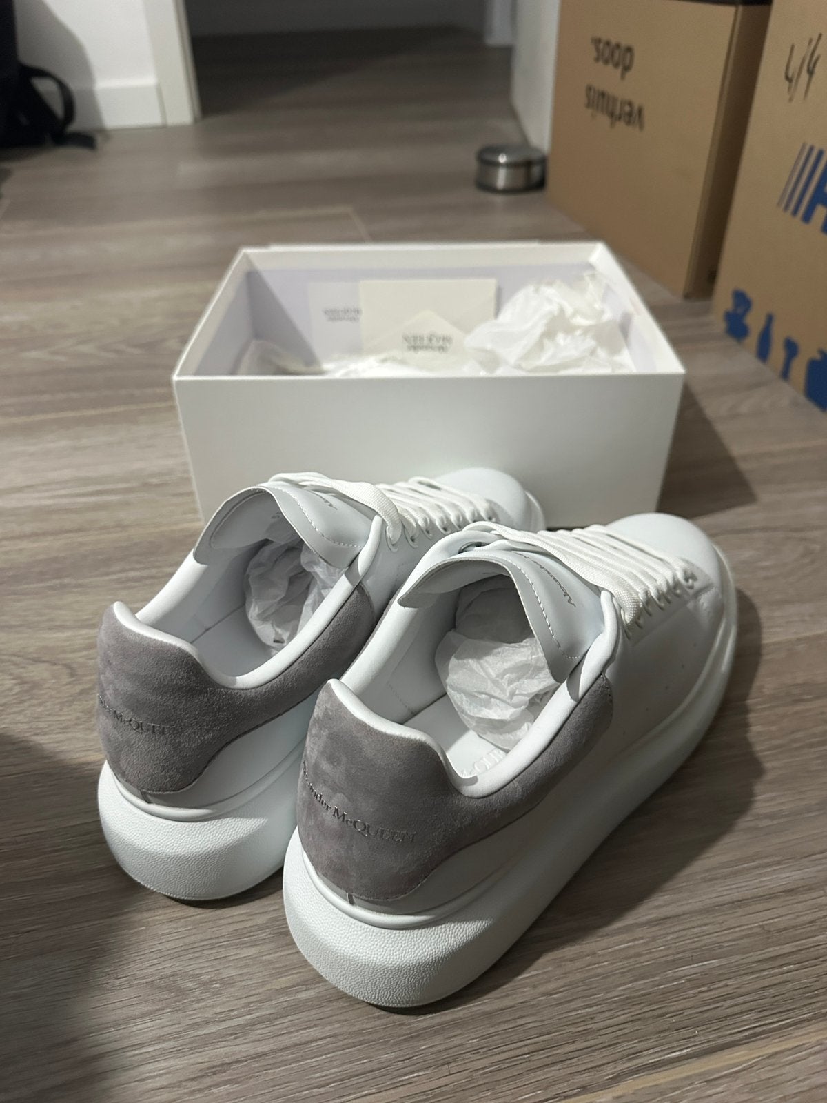 Alexander Mcqueen dupe, Enlèvement