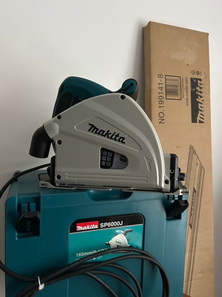 Makita SP6000J Scie plongeante + rail(s) – état neuf, Bricolage & Construction, Enlèvement ou Envoi, Neuf, Scie plongeante