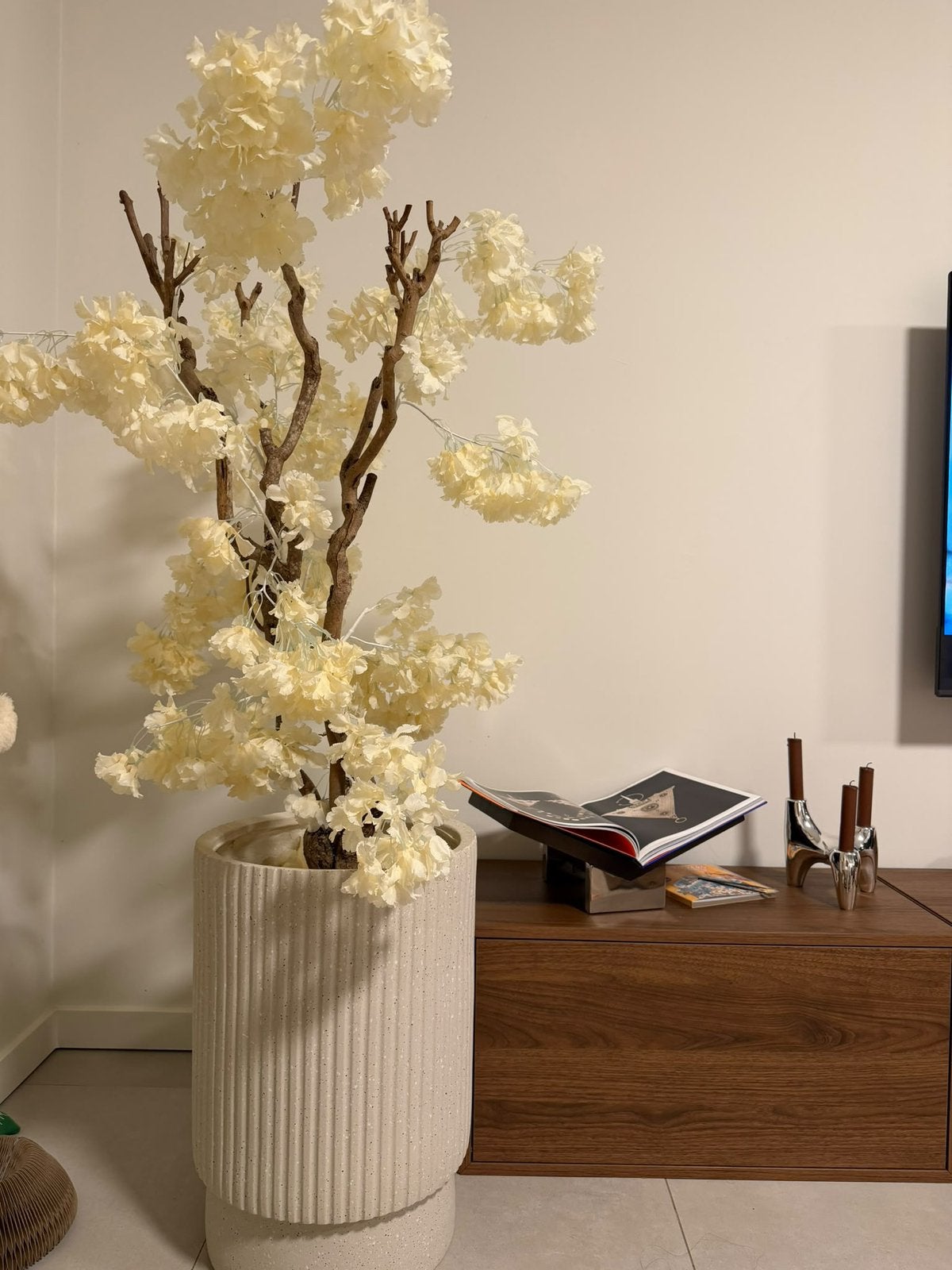 Decoratieve boom met echte stam en kunstbloesem + plantenbak, Ophalen, Zo goed als nieuw