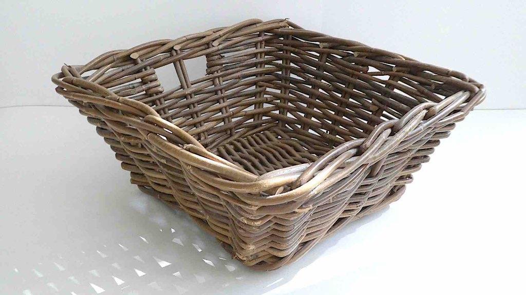 houten mand gevlochten riet, Ophalen, Mand, Vierkant, Zo goed als nieuw